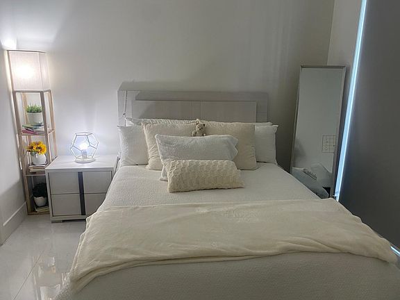 5th image of 301 Altara Ave APT 204