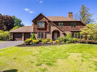 18 Le Pere Dr, Pittsford, NY 14534
