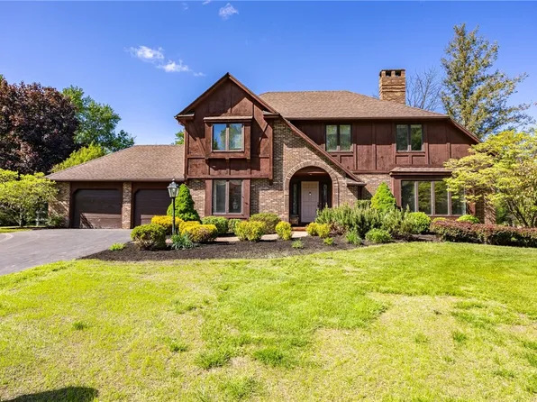 18 Le Pere Dr, Pittsford, NY 14534