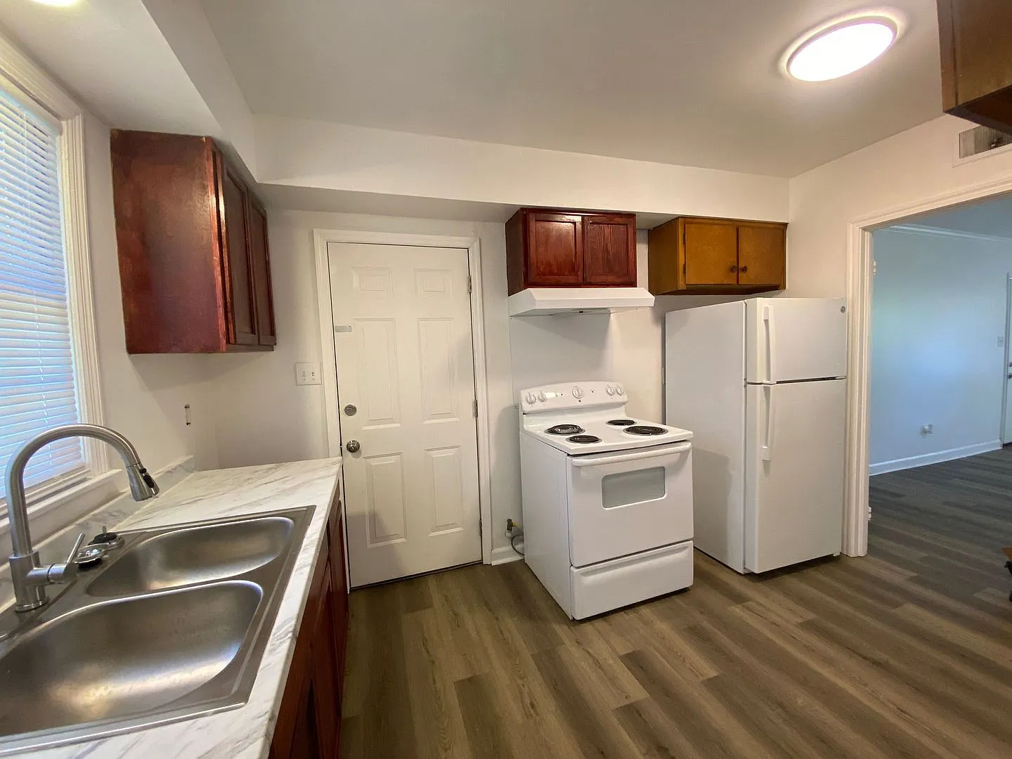 Charming 2-bedroom, 1.5-bath in Savannah, GA, Available now! — Photo 4