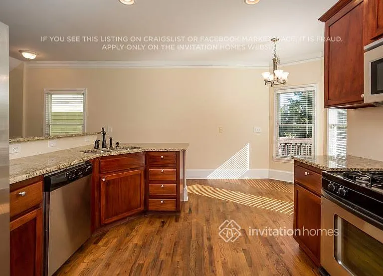 712 Connally St SE — Photo 8
