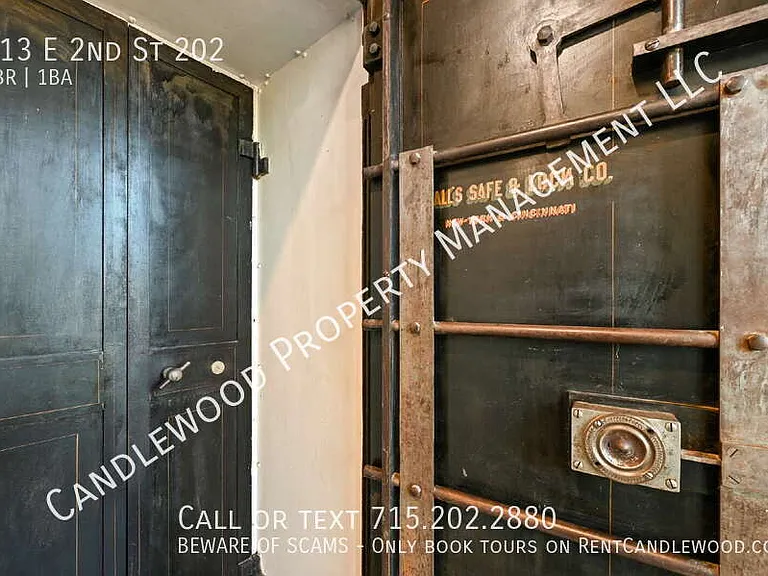 713 E 2nd St #202 — Photo 16