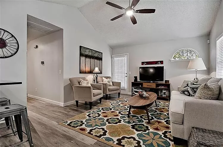 3104 W Woodridge Dr — Photo 2