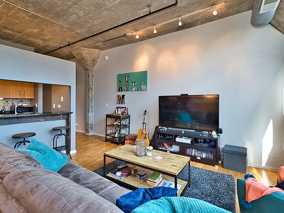 5th image of 621 S Plymouth Ct APT 810