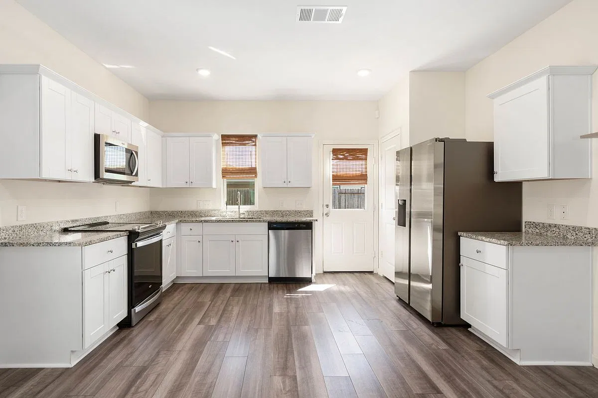 3 bed, 2.0 bath, 1216 sqft, $2,300 — Photo 4