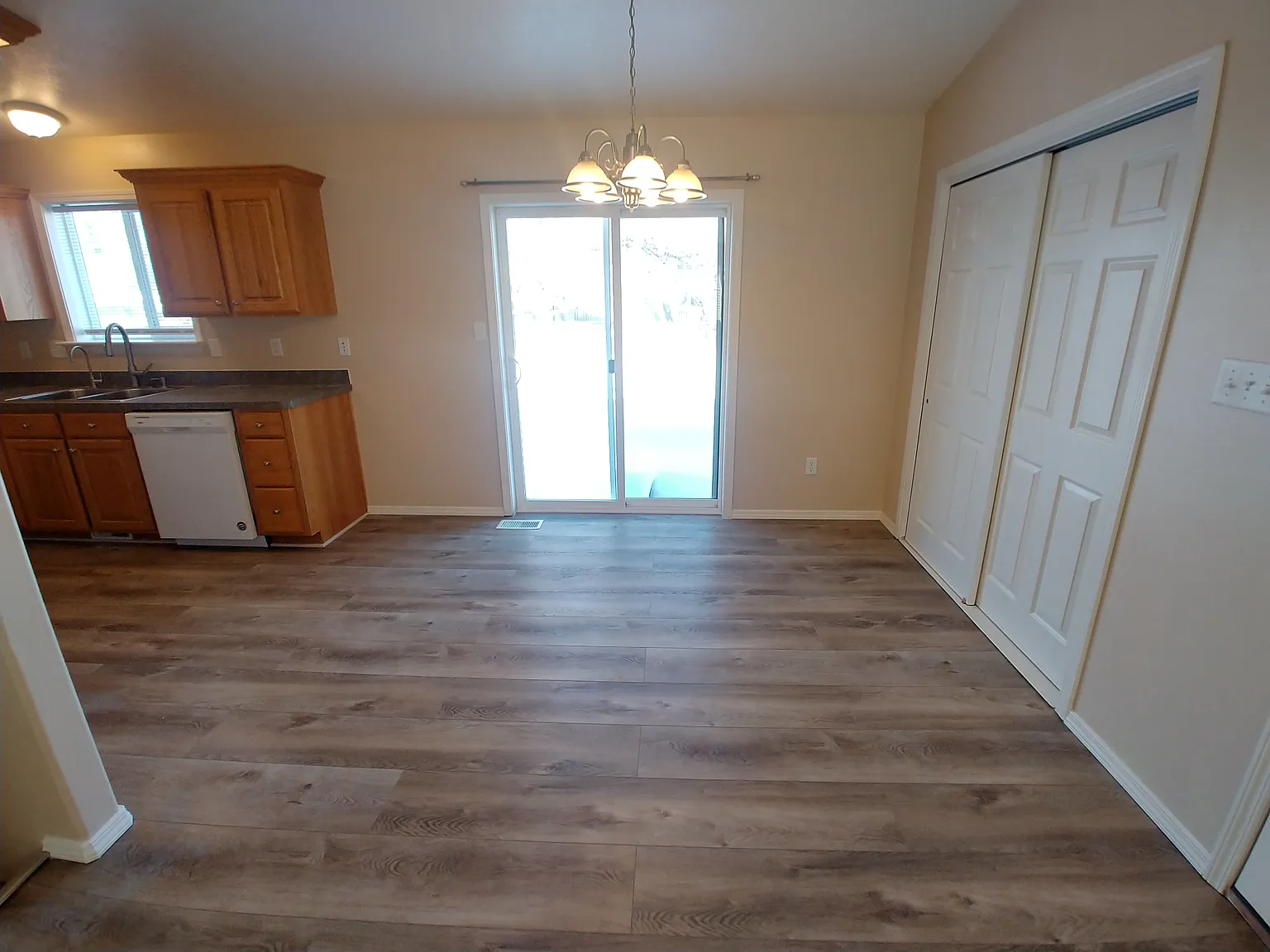 5 bed, 2080 sqft, $2,100 — Photo 4