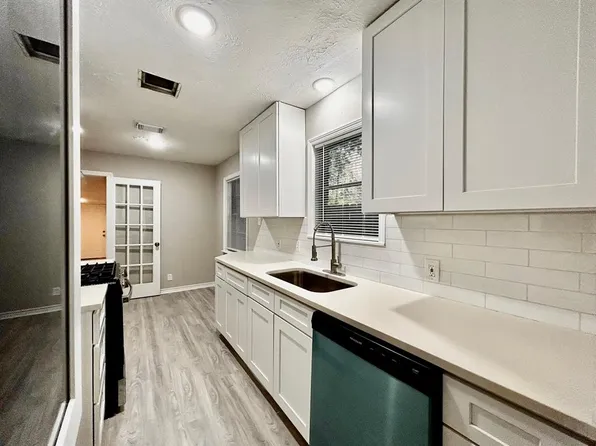 210 S Brownell Street, La Porte, TX 77571