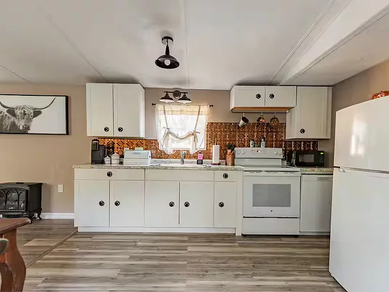 652 Magnolia St — Photo 3