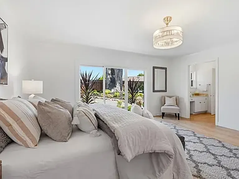 2140 Carmelita Ave — Photo 23