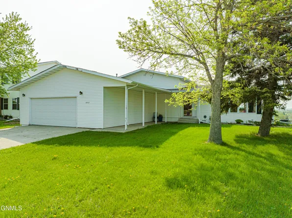 1612 Evergreen Dr NW, Jamestown, ND 58401
