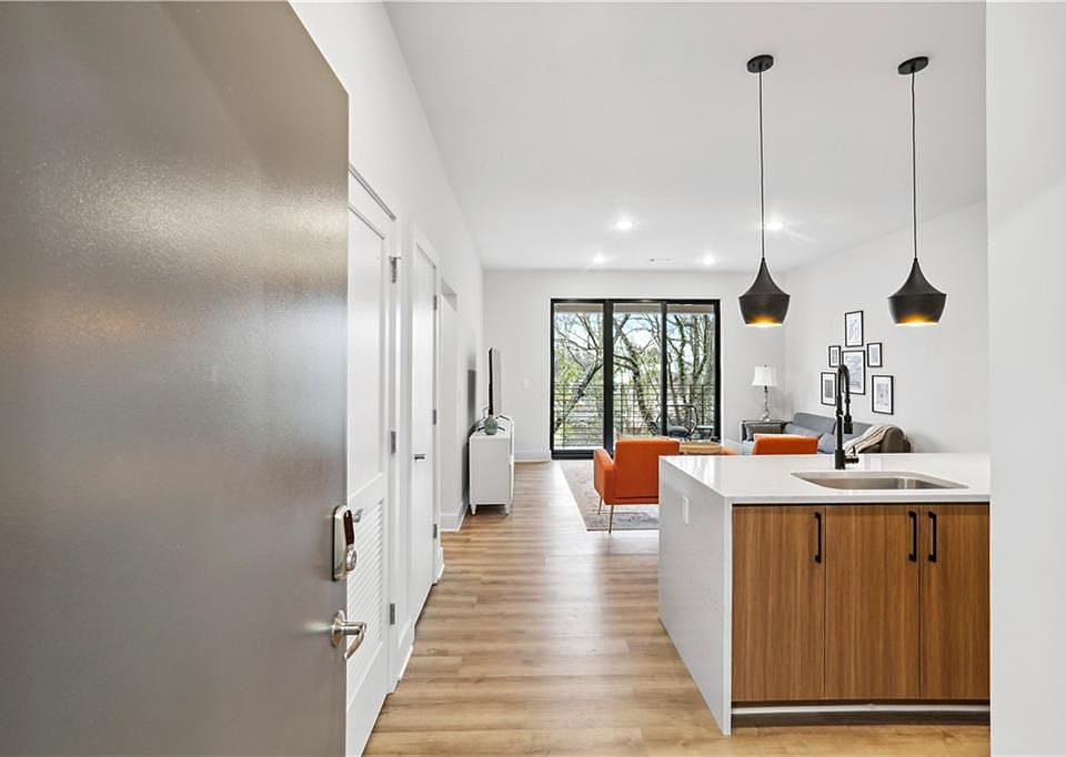 1st image of 112 Rogers St NE #304