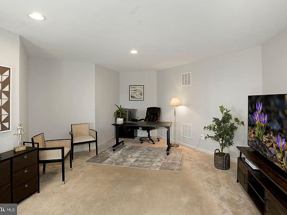 5th image of 42716 Twinleaf Dr
