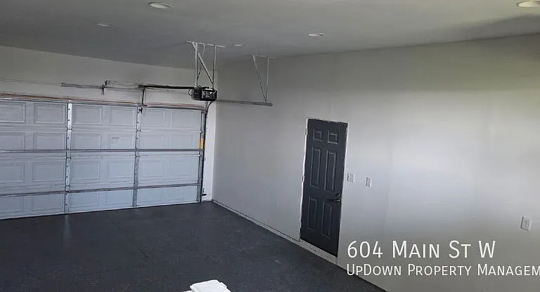 604 Main St W — Photo 8