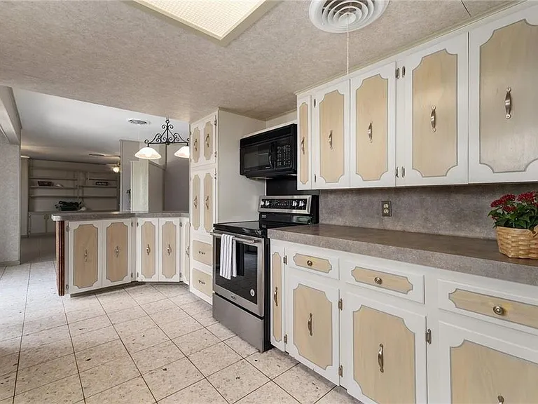 610 Lancelot Way — Photo 17
