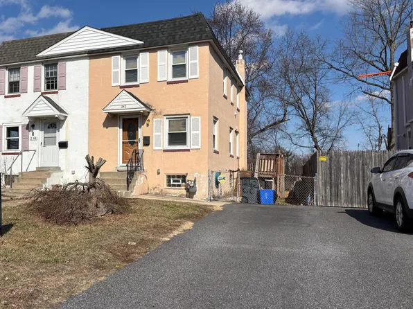 242 Crum Creek Dr, Woodlyn, PA 19094