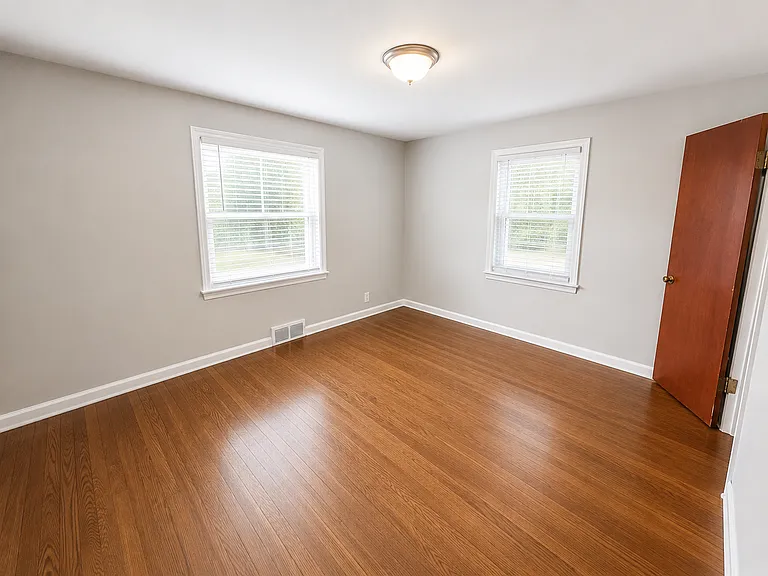1033 Bakewell Dr — Photo 9