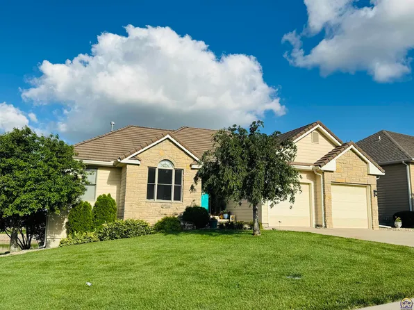 2906 Hidden Lakes Dr, Emporia, KS 66801
