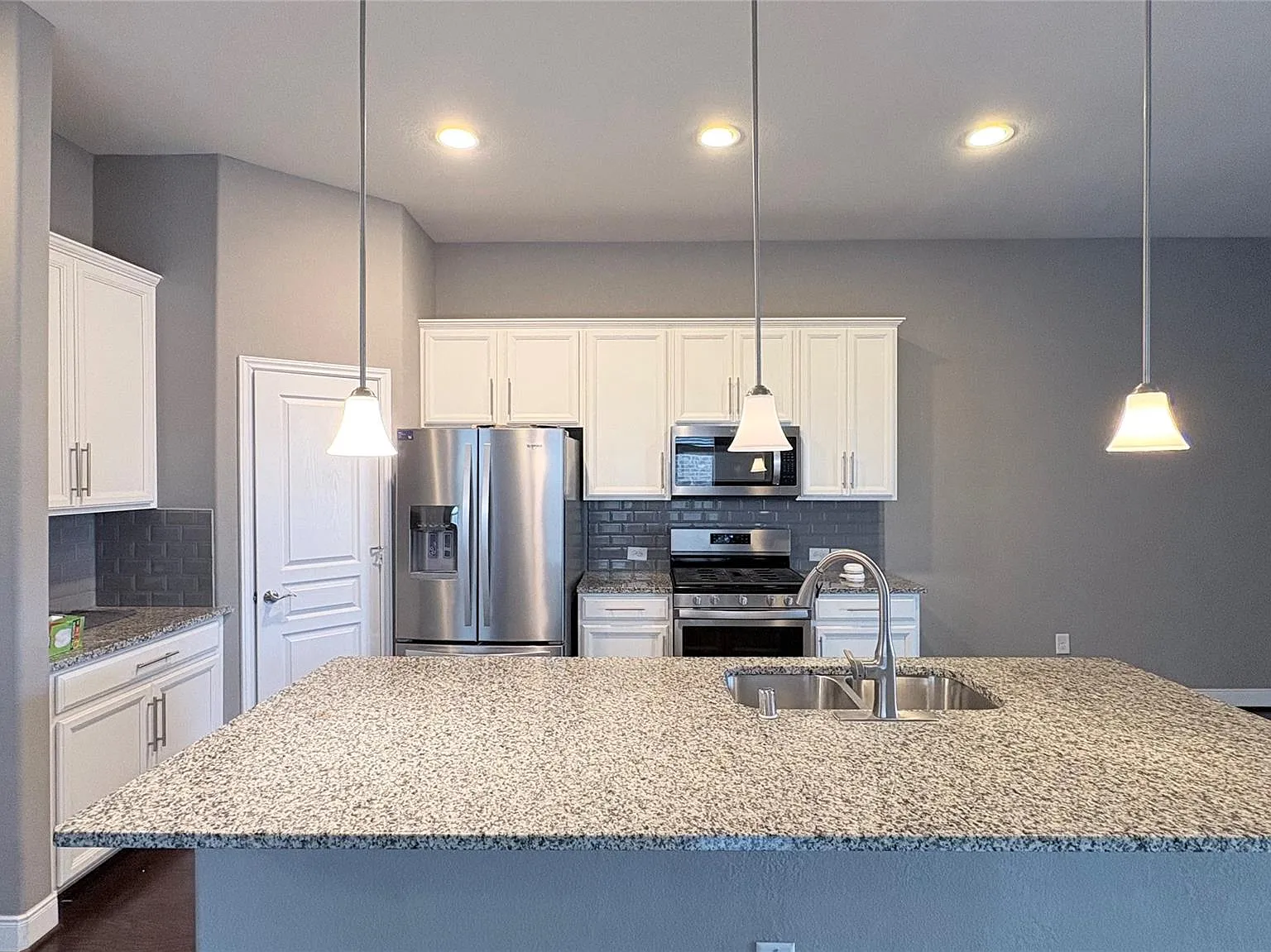 3 bed, 2.0 bath, 1925 sqft, $2,150 — Photo 4