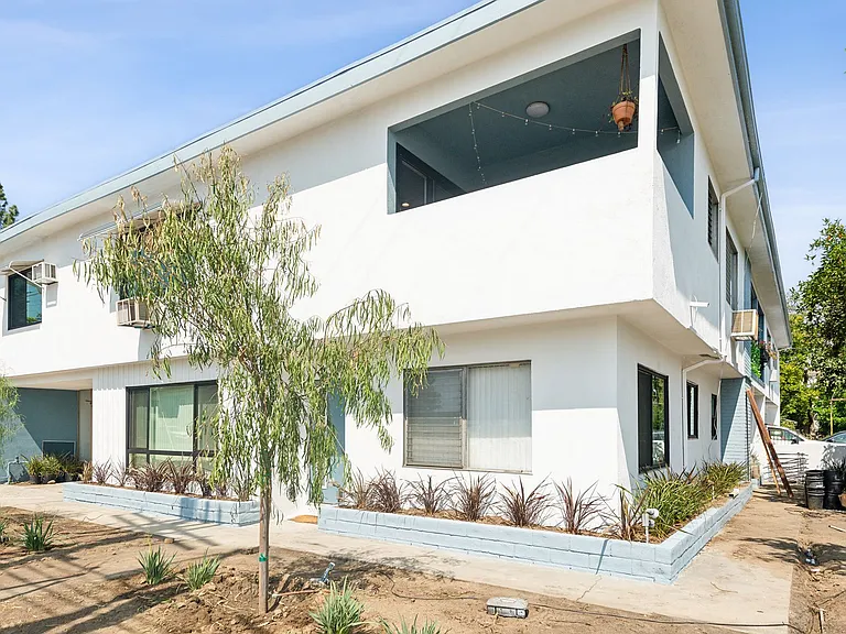 Free Rent Beautiful & Spacious Unit For Rent — Photo 1