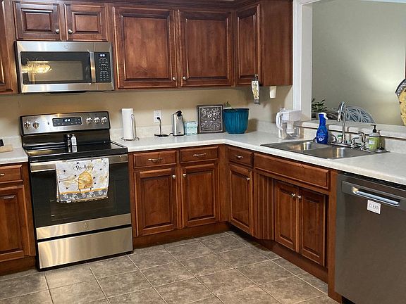 Kitchen has new GE stainless appliances