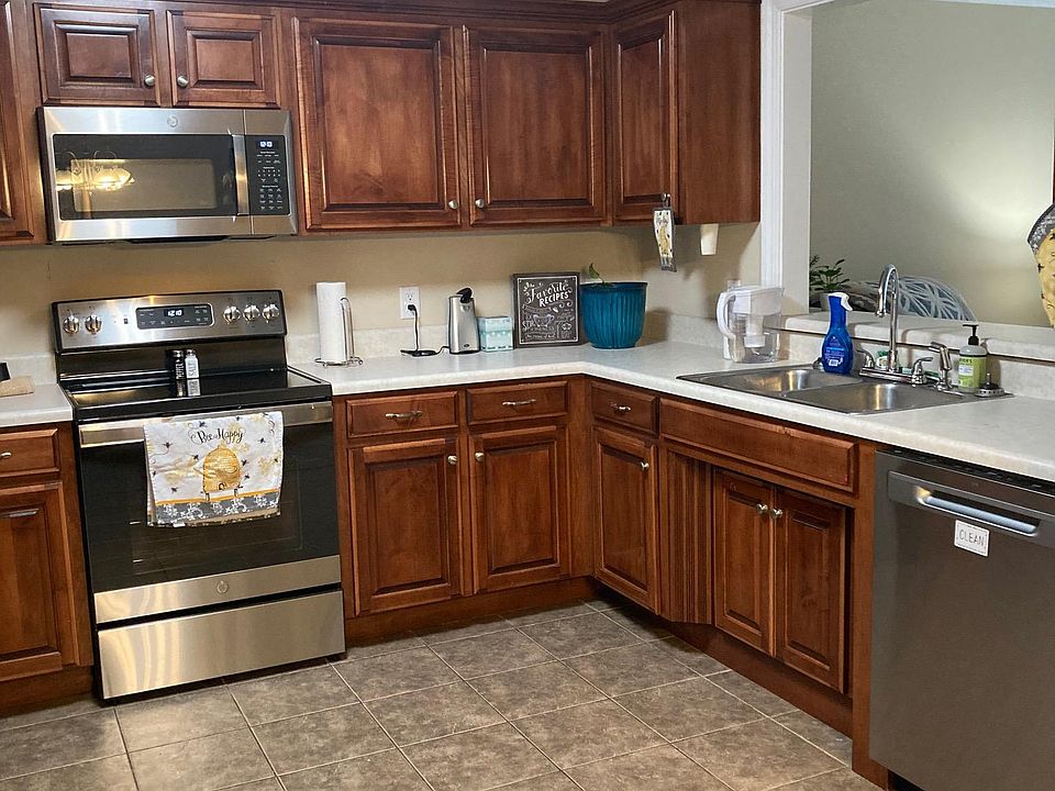 Kitchen has new GE stainless appliances