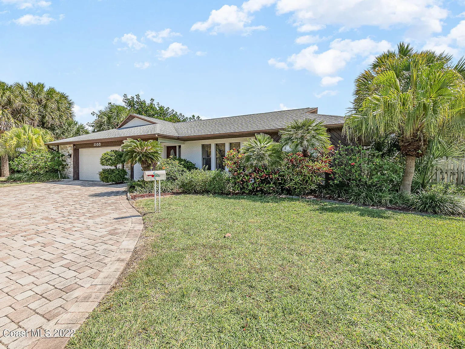 4 bed, 2.0 bath, 2193 sqft, $4,000 — Photo 2