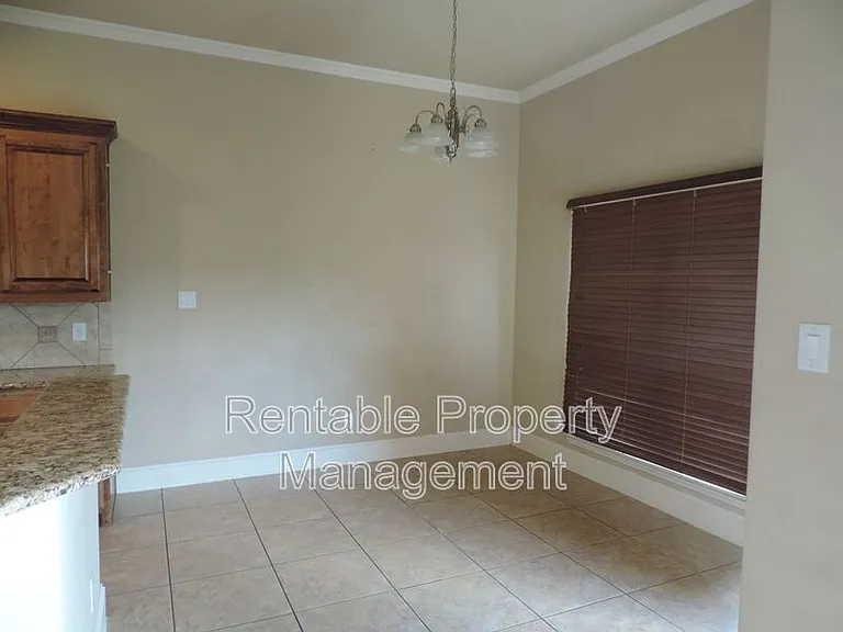 1835 Leann Ln — Photo 10