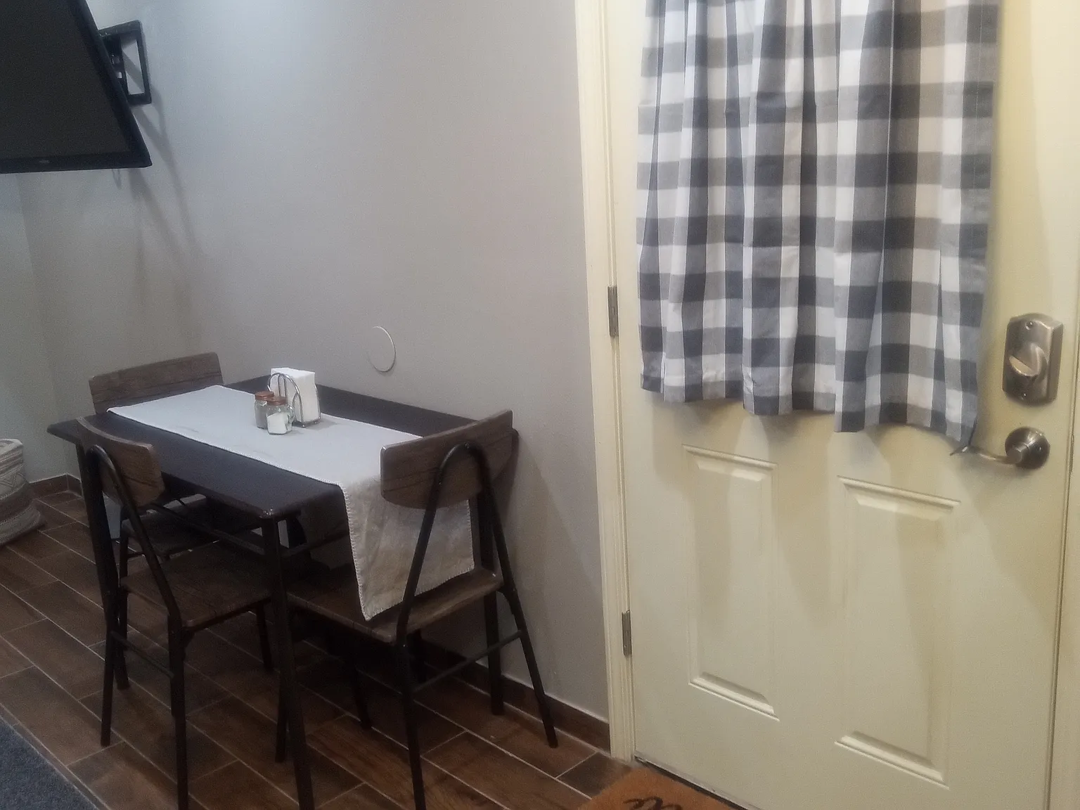Garage Studio Apartment — Photo 2
