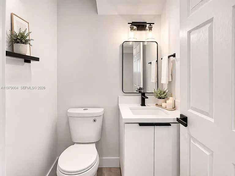 354 NE 35th Ave — Photo 12