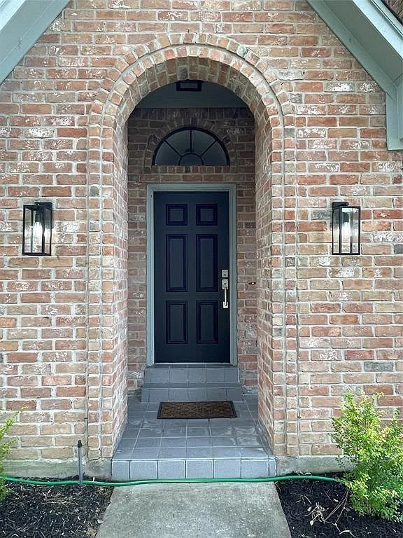 3 bed, 2.0 bath, 1597 sqft, $2,050 — Photo 2