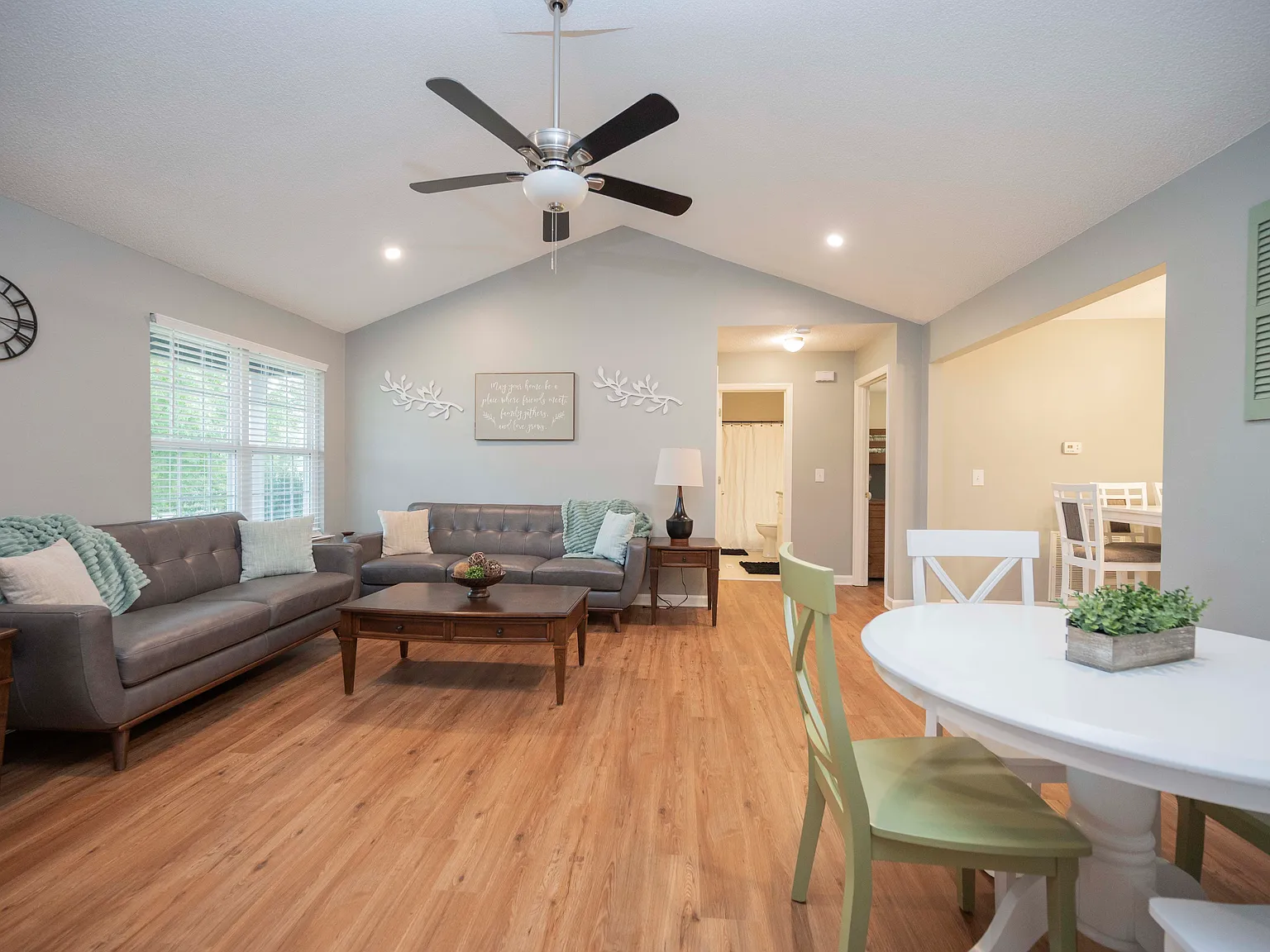 3 bed, 1300 sqft, $5,400 — Photo 3