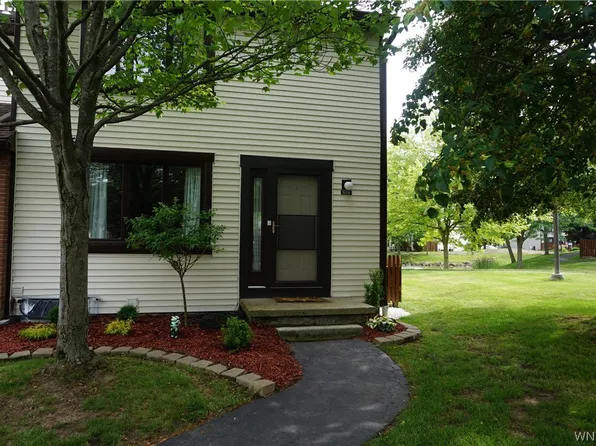 1208 Charlesgate Cir, East Amherst, NY 14051