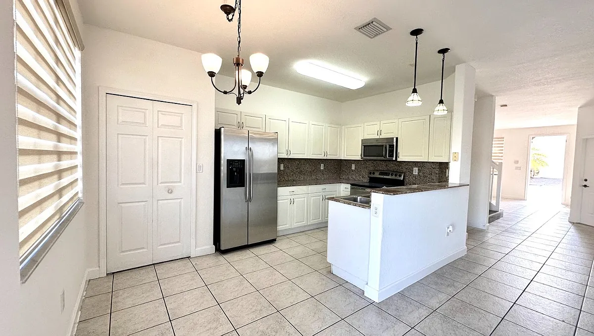 Building Photo - 10911 NW 79th St #10911