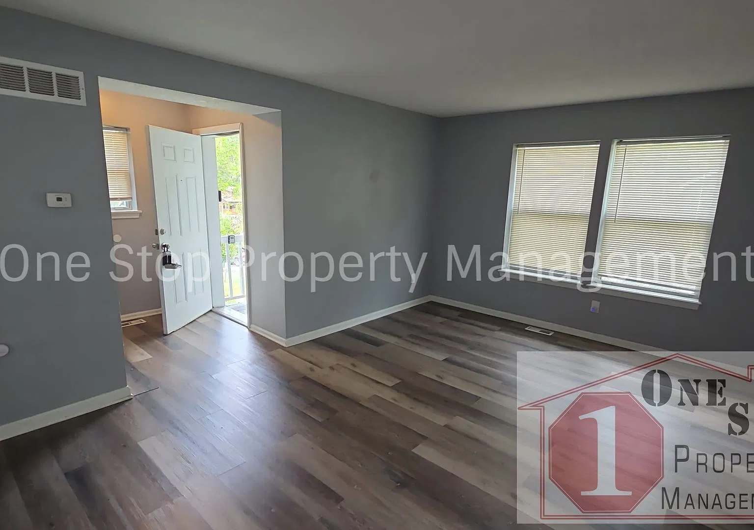 Beautiful 3 Bedroom 2 Bathroom Home in Kansas City! — Photo 2