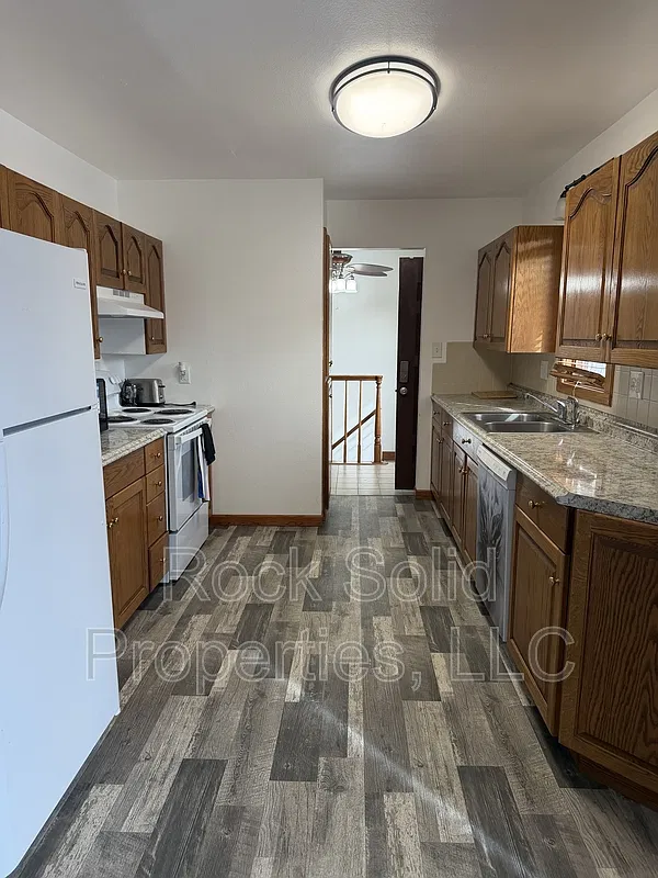 4 bed, 3.0 bath, 2532 sqft, $2,295 — Photo 3