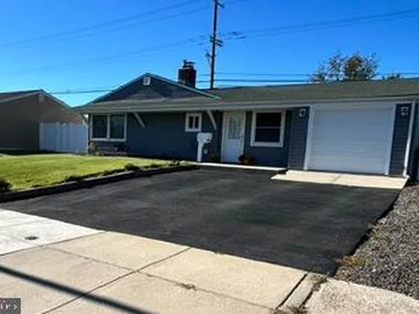 45 Graystone Ln, Levittown, PA 19055