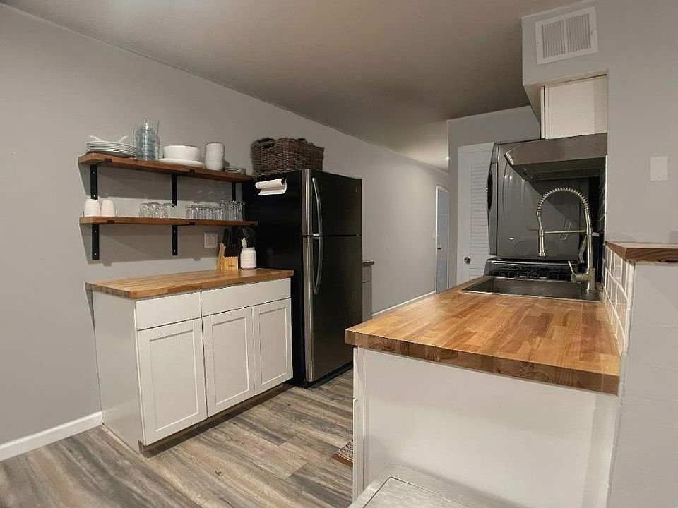 2nd image of 9 Sugar Loaf Ct Unit 2