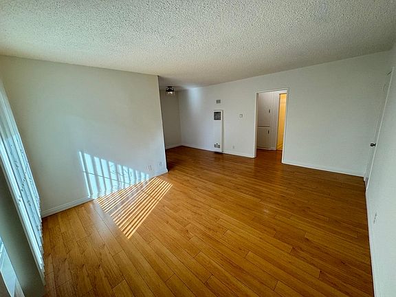 5th image of 213 N Alexandria Ave APT 1