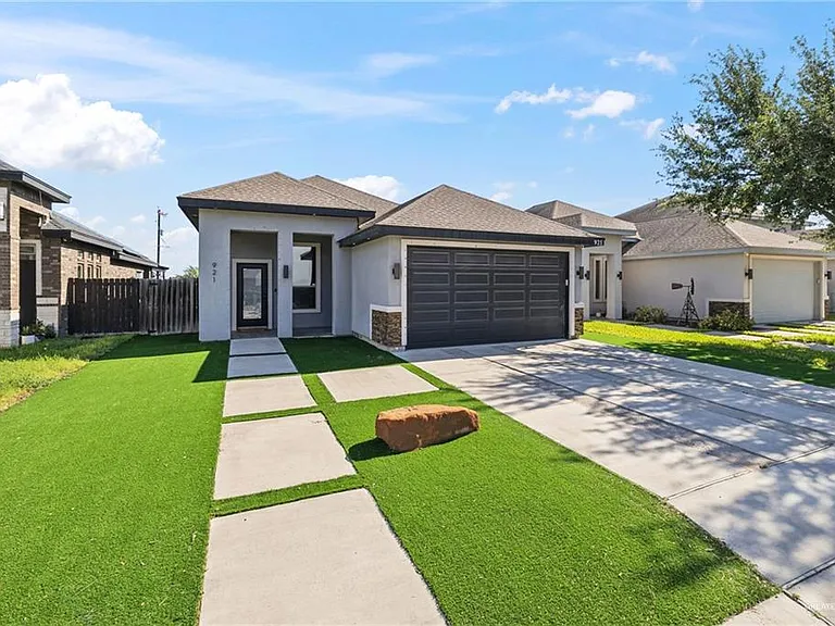 921 Casa Blanca — Photo 1
