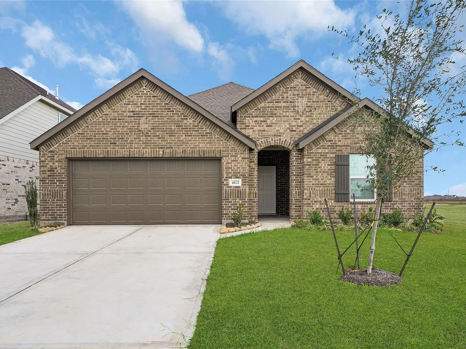 3 bed, 2.0 bath, 2100 sqft, $2,290 — Photo 1