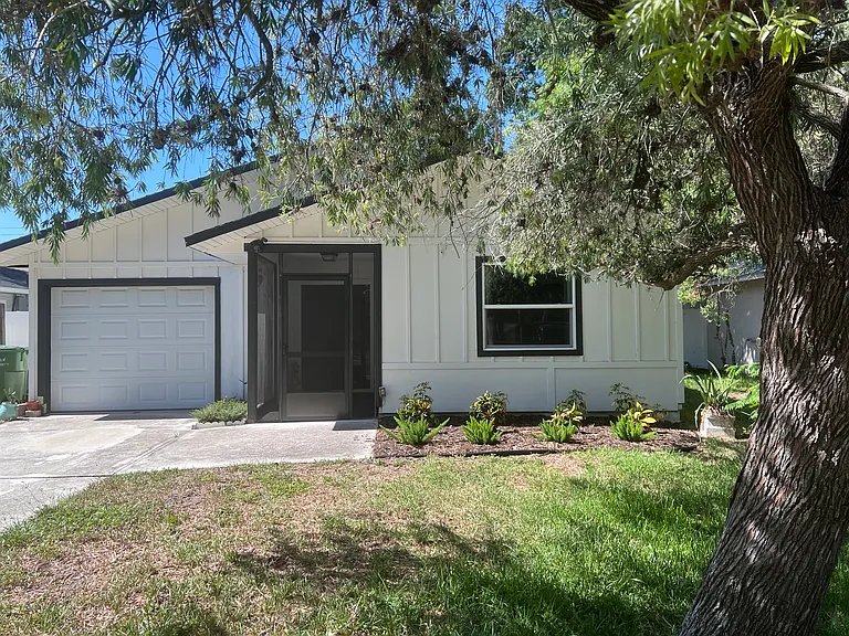 2563 Temple St — Photo 1