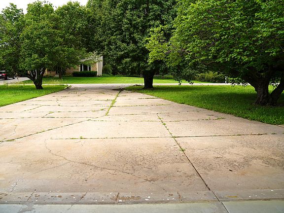 Spacious Driveway