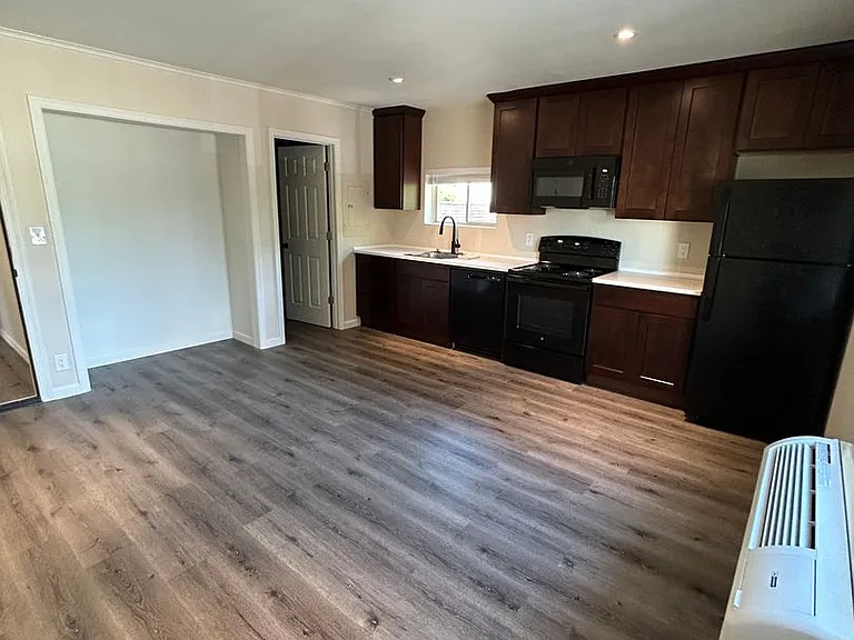 239 NE Lincoln St — Photo 3