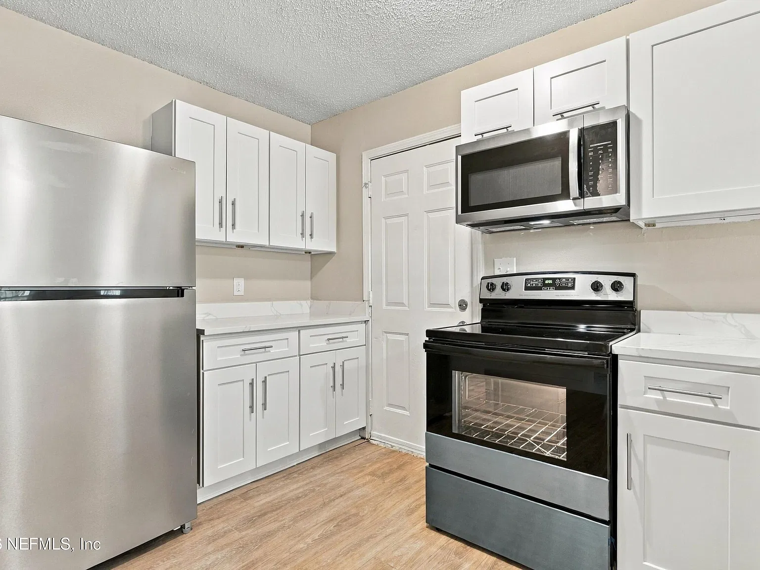 3 bed, 2.0 bath, 1075 sqft, $1,400 — Photo 2