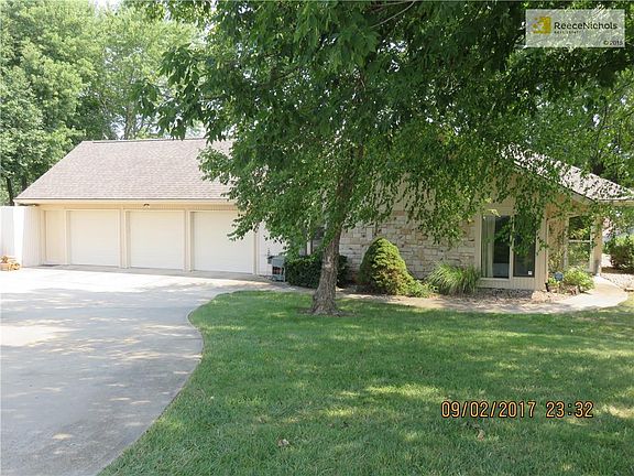Front of Home showing Circle Drive