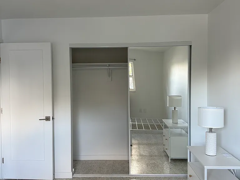 421 SW 9th St #5 — Photo 8