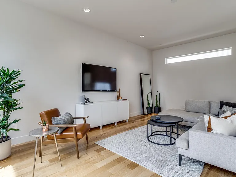 2452 Thatcher Dr — Photo 6