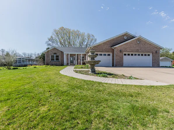 1715 Hillcrest Ct, Mendota, IL 61342