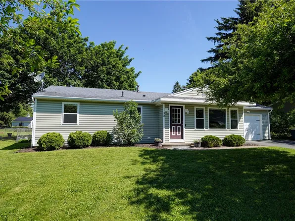 32 New Gate Dr, Henrietta, NY 14467