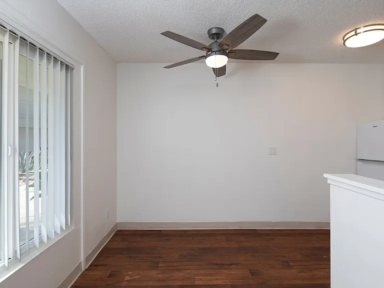 Aztec Pacific Apartments — Photo 4
